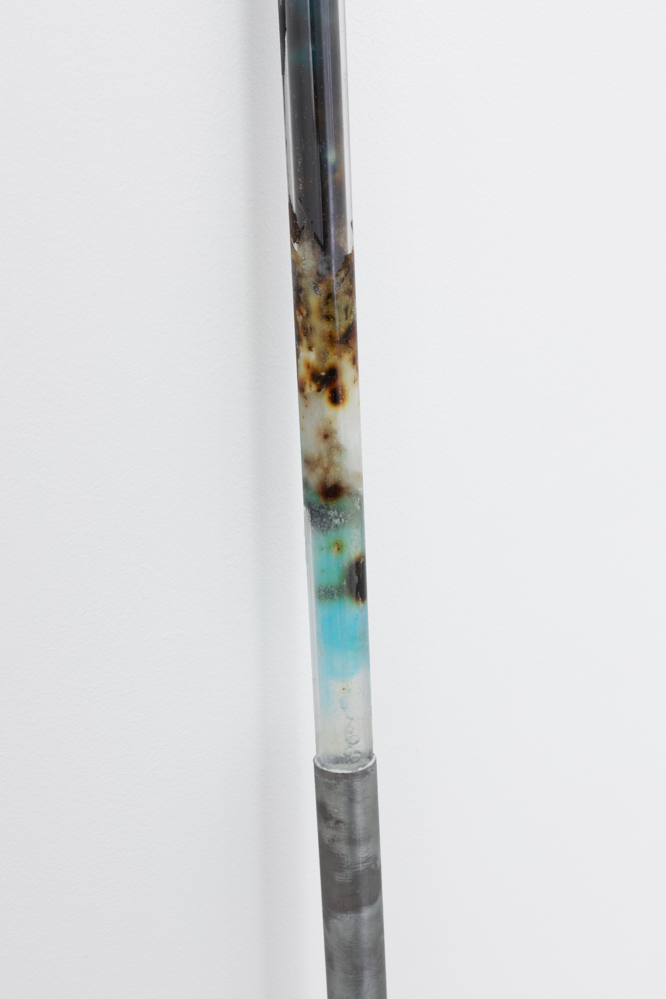 La fuite et l’enveloppe - Maxime Bichon / Untitled
Plexiglass tube, brushed steel, soap, magnesium, vitamin D, St. John’s wort oil, inks, tea, artificial tears, honey, pigments
2021 