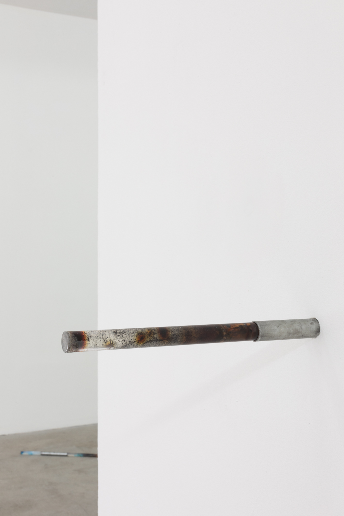 La fuite et l’enveloppe - Maxime Bichon / Untitled
Plexiglass tube, brushed steel, soap, magnesium, vitamin D, St. John’s wort oil, inks, tea, artificial tears, honey, pigments
2021 