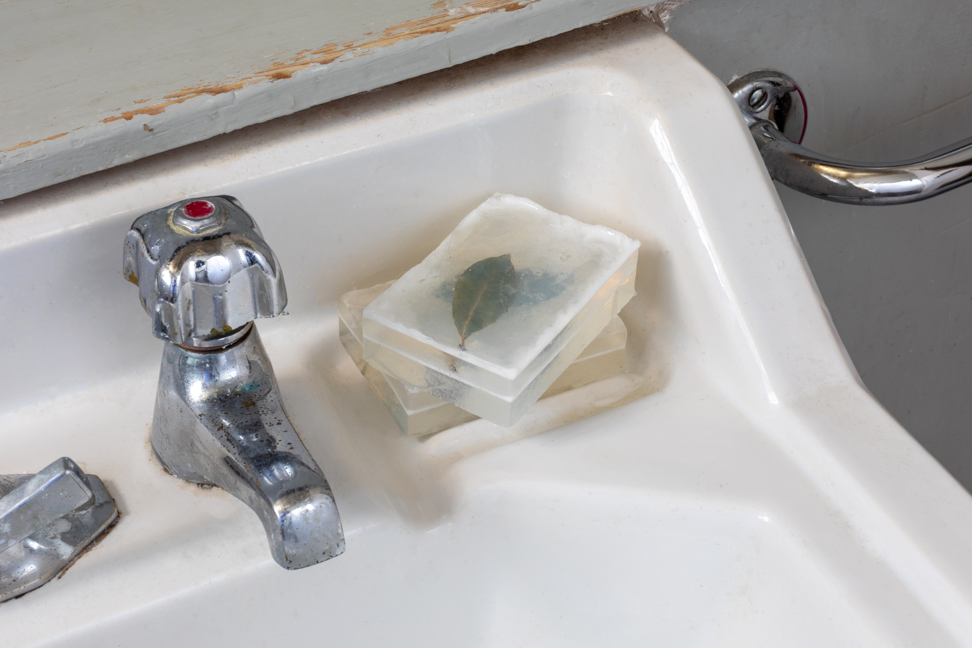La fuite et l’enveloppe - Maxime Bichon / Untitled
Soap, laurel leaf, laurel extract
2021