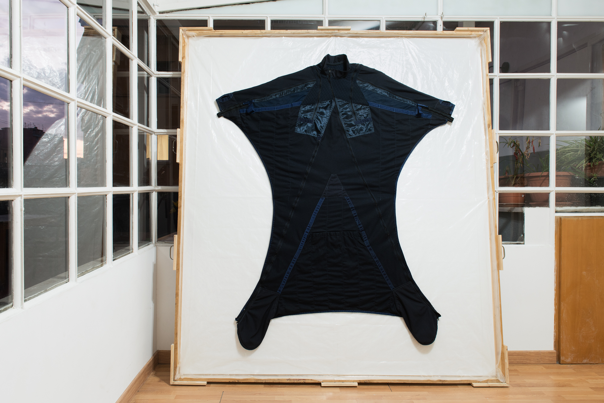 The Magician’s Sleeve - Maxime Bichon / Stealing attitude (midnight blue)
Custom made wingsuit, shipping crate
2014